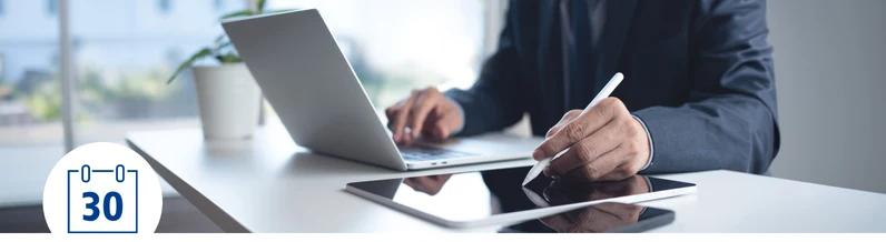 mann arbeitet am laptop